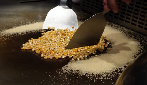 Making caramelized teppanyaki popcorn