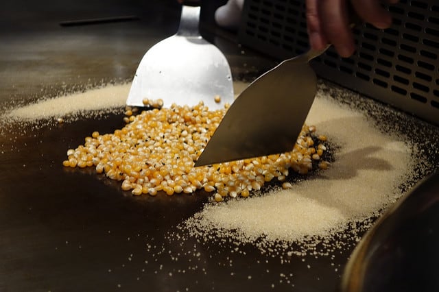 Hacer palomitas de maíz teppanyaki caramelizadas