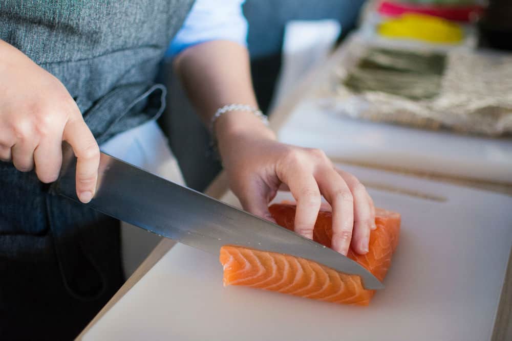 Snijd de zalm in het midden voor dunne plakjes in Japanse stijl