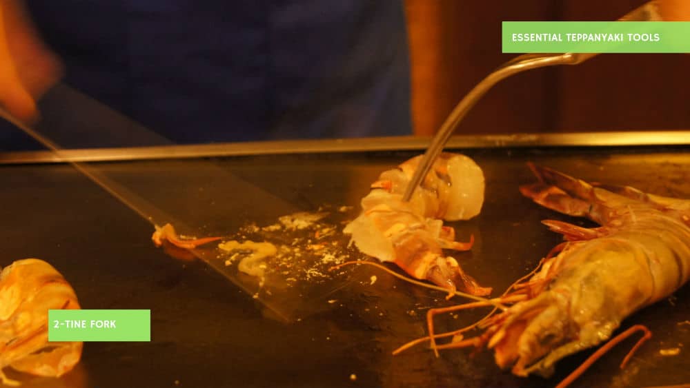 O garfo de 2 dentes é uma das ferramentas Teppanyaki indispensáveis para cozinhar
