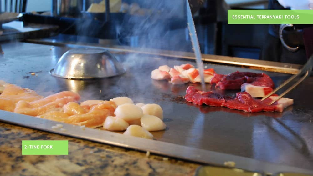 Utilisez la fourchette à 2 dents en combinaison avec un couteau pour la cuisson Teppanyaki