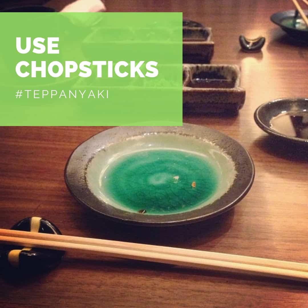 bain úsáid as chopsticks agus tú ag ithe teppanyaki