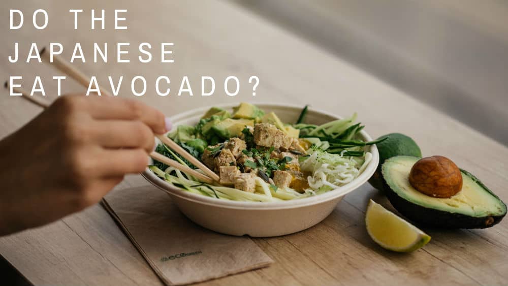 Pessoa jantando com pauzinhos e abacate - os japoneses comem abacate