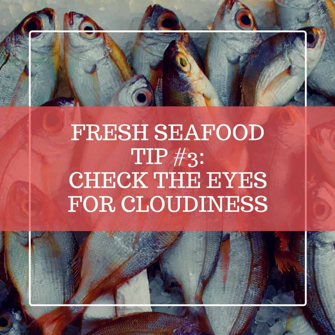 Revise los ojos de un pez para ver si están nublados para ver si está fresco.