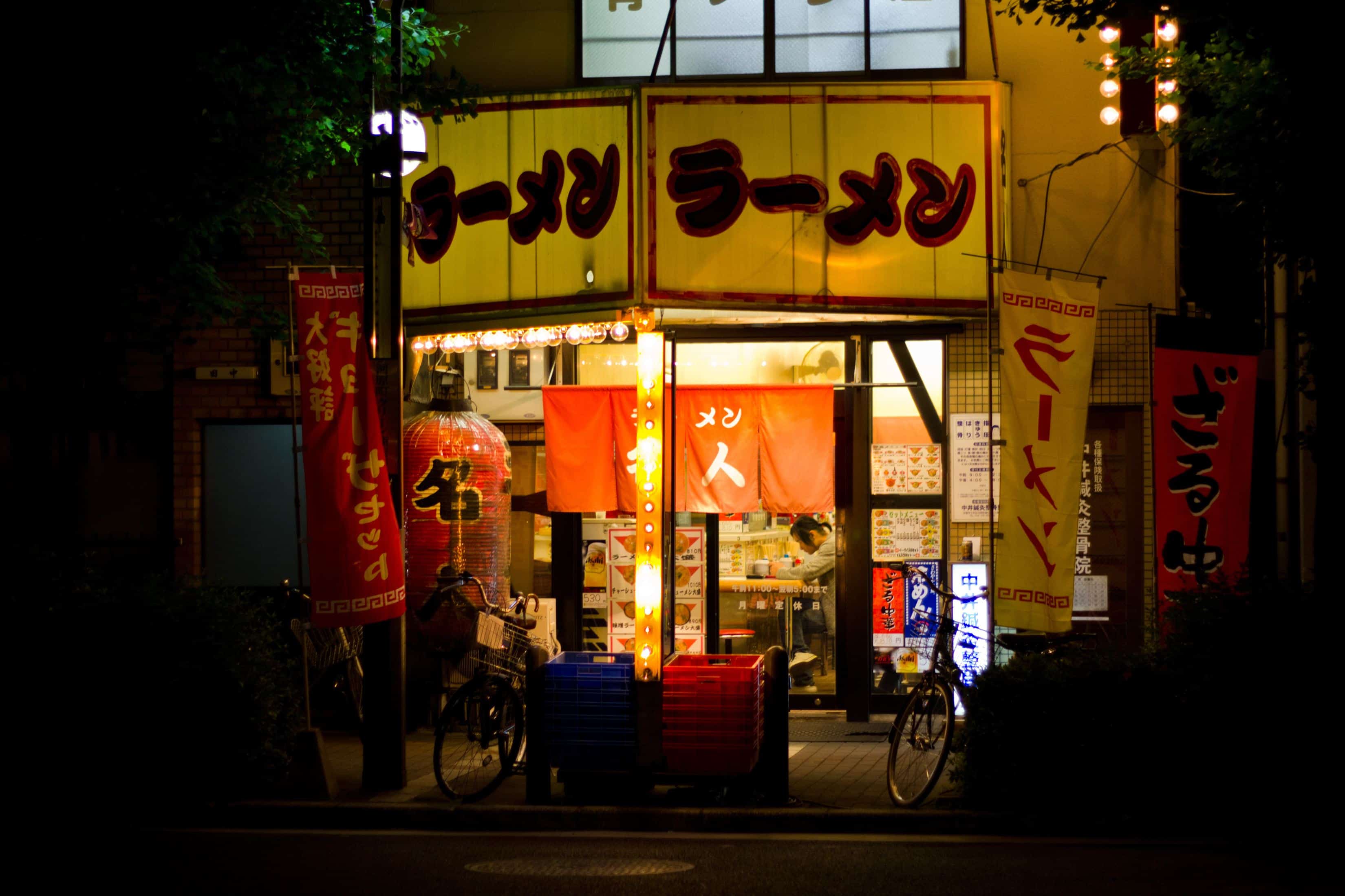Japanska teppanyakitrick i restaurang