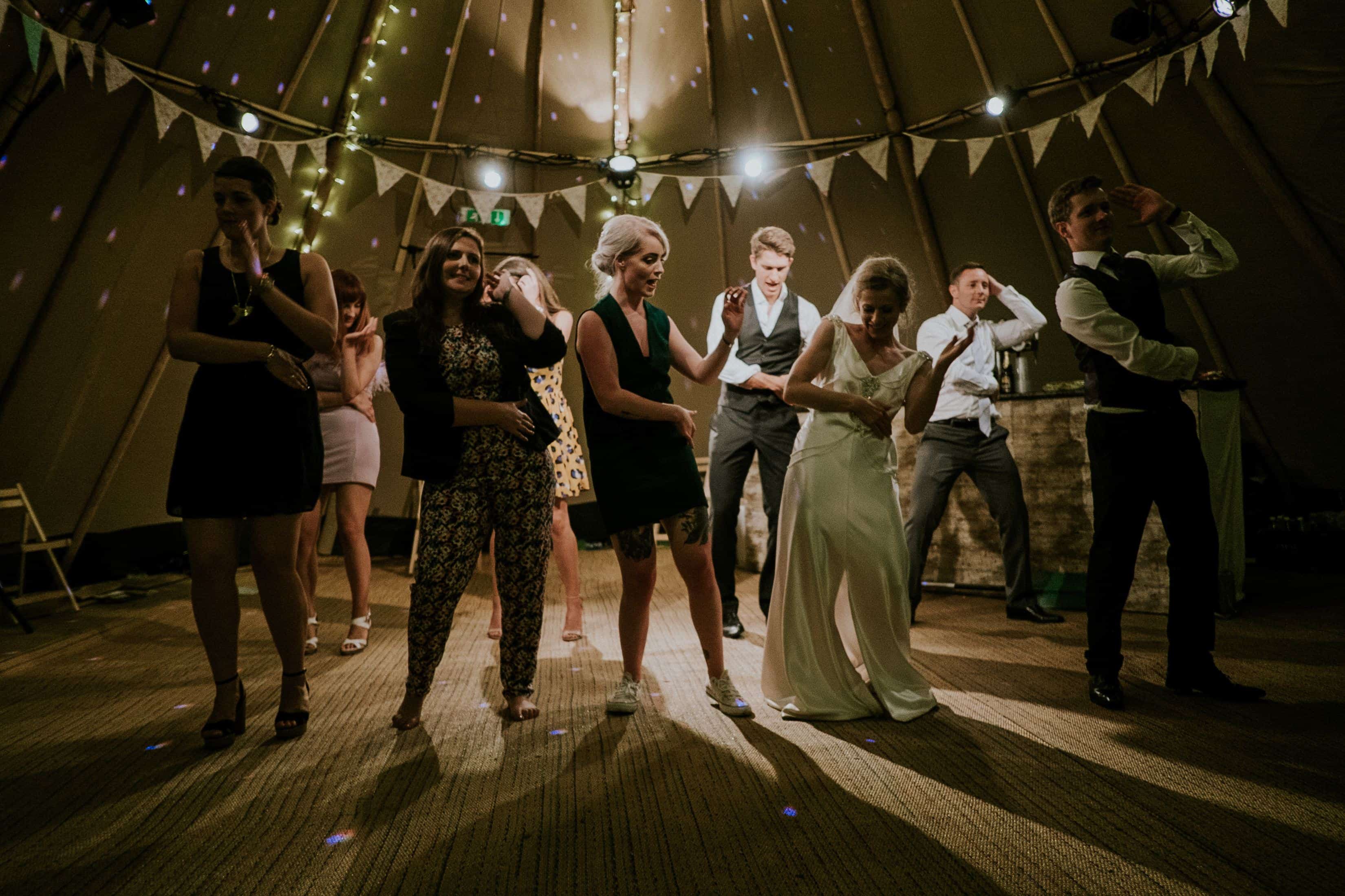 gente divirtiéndose y bailando en una fiesta de bodas.