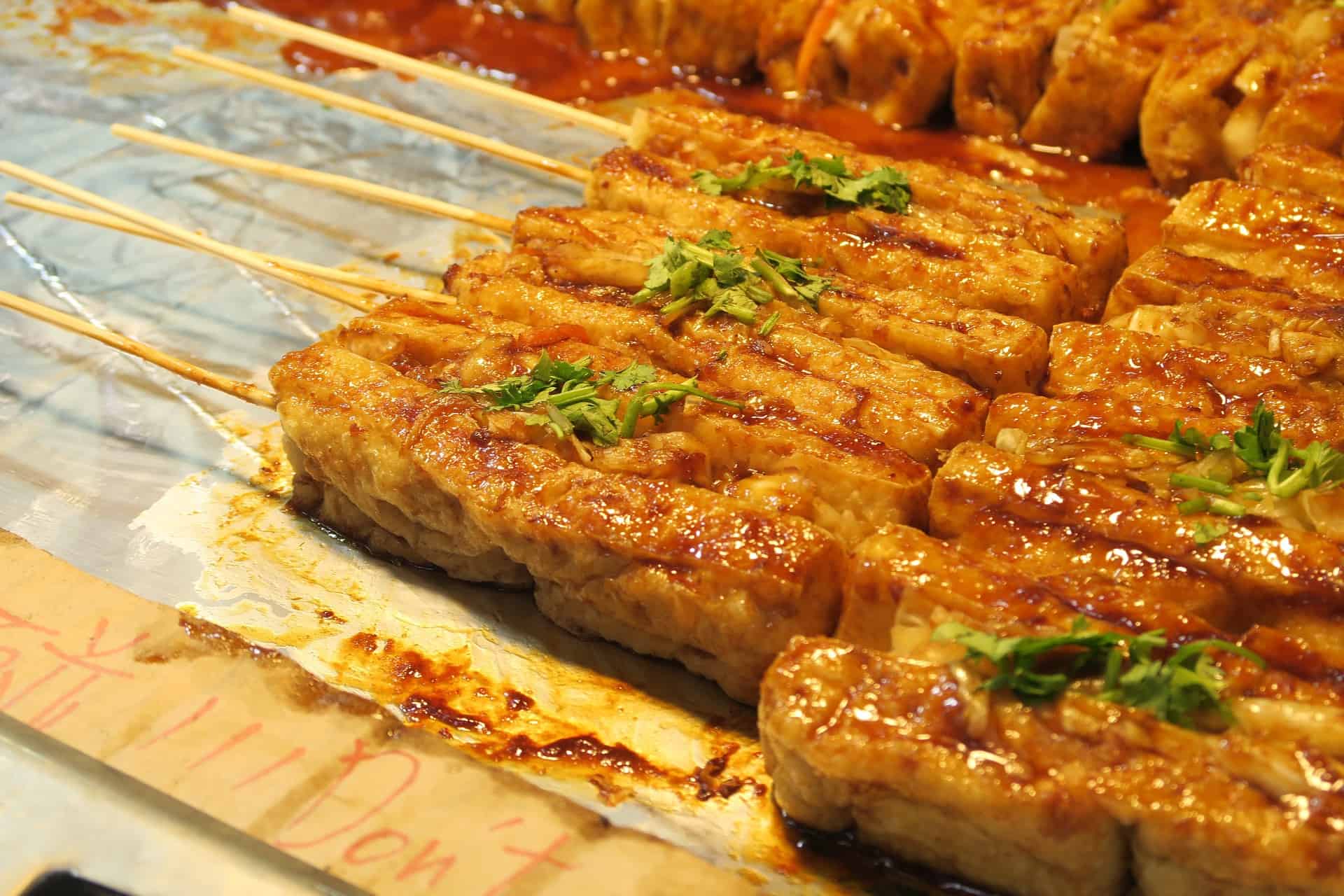 brochetas de tofu a la parrilla