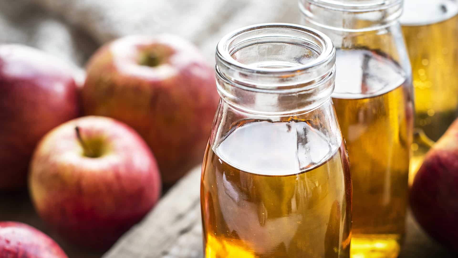 una botella de vinagre de manzana