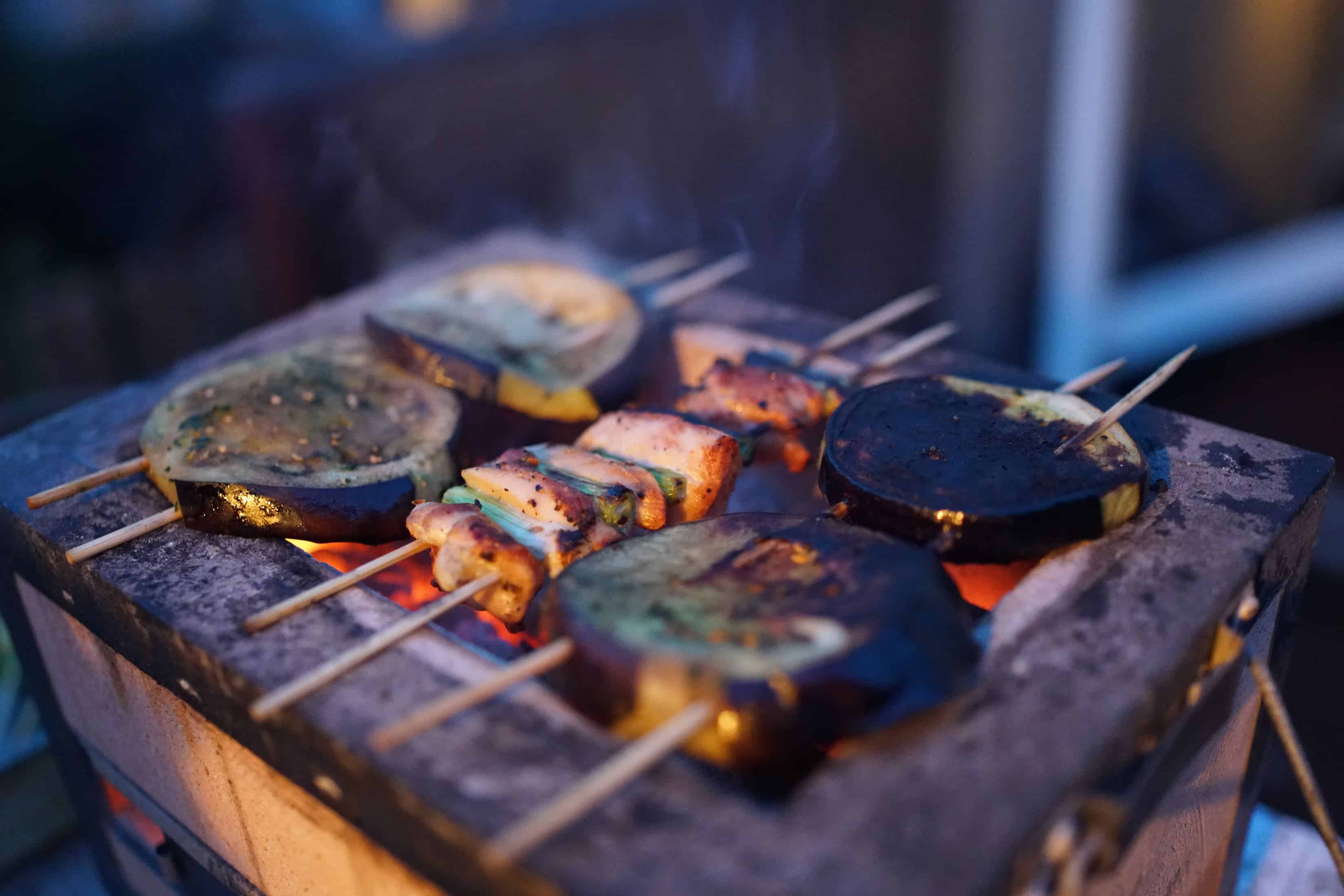 li-barbeque tse tharo tse halikiloeng holim'a grill e ntšo