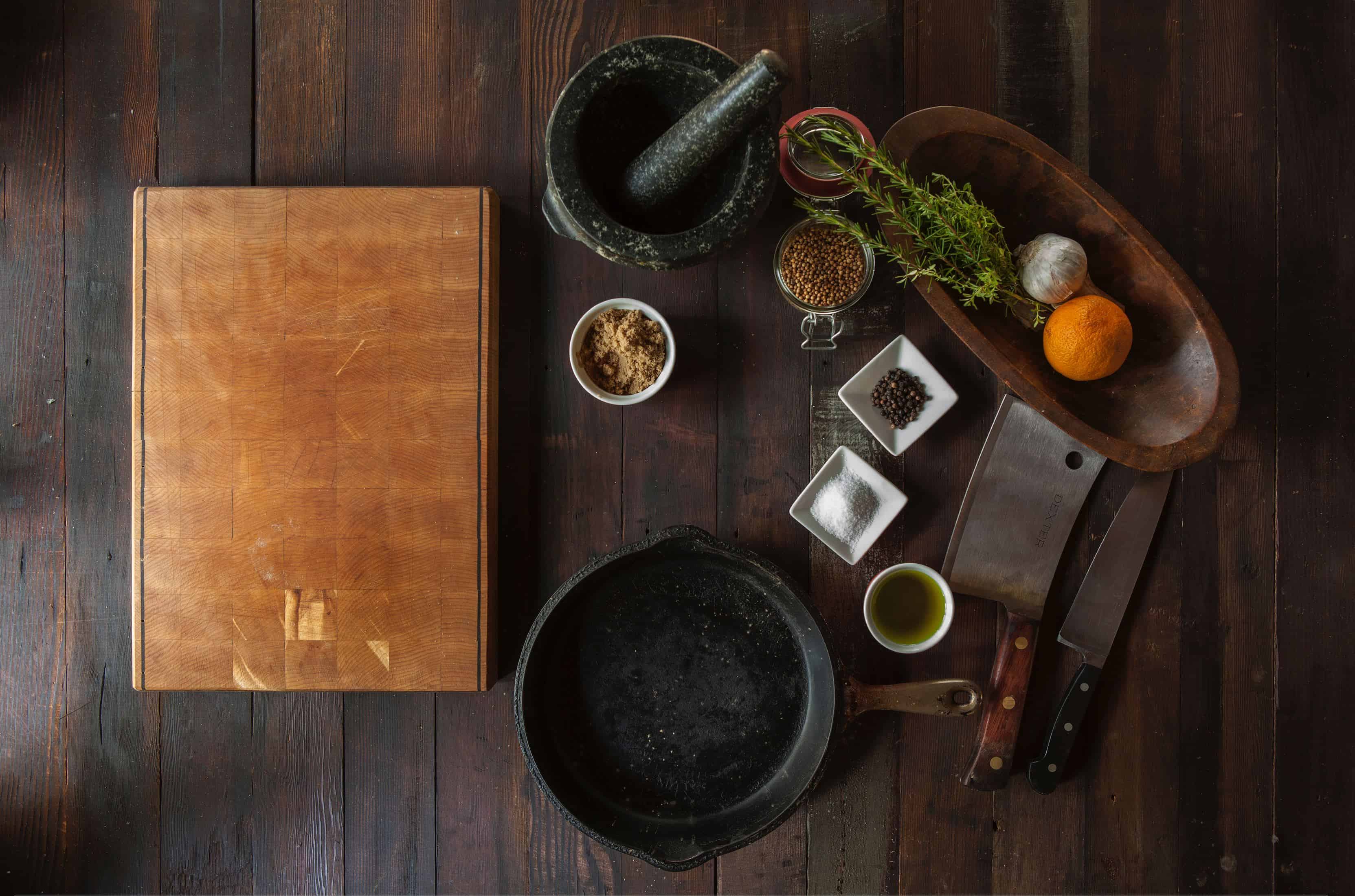 livro de receitas e alguns temperos