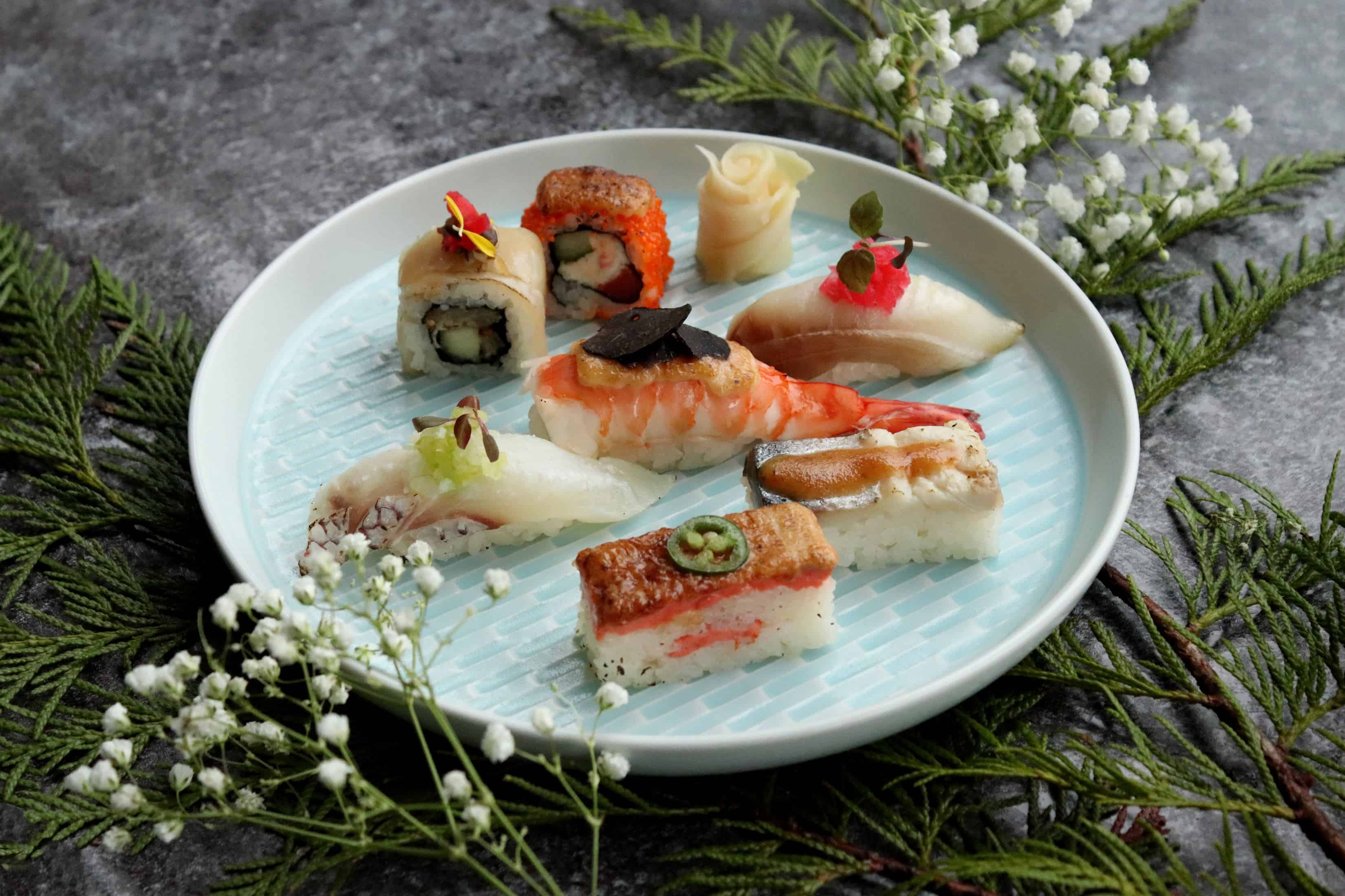 sushi i en tallerken