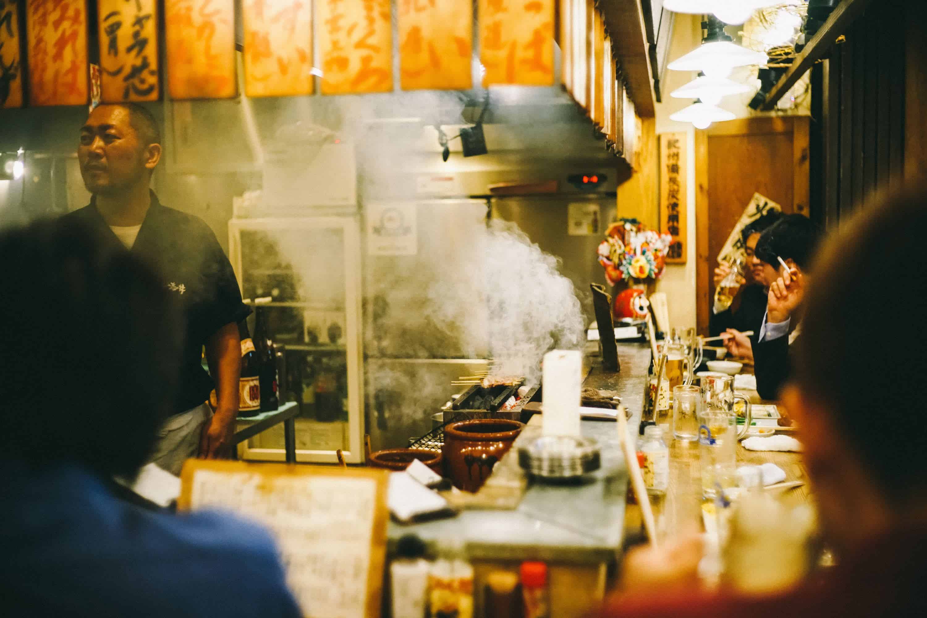 um chef em um restaurante japonês