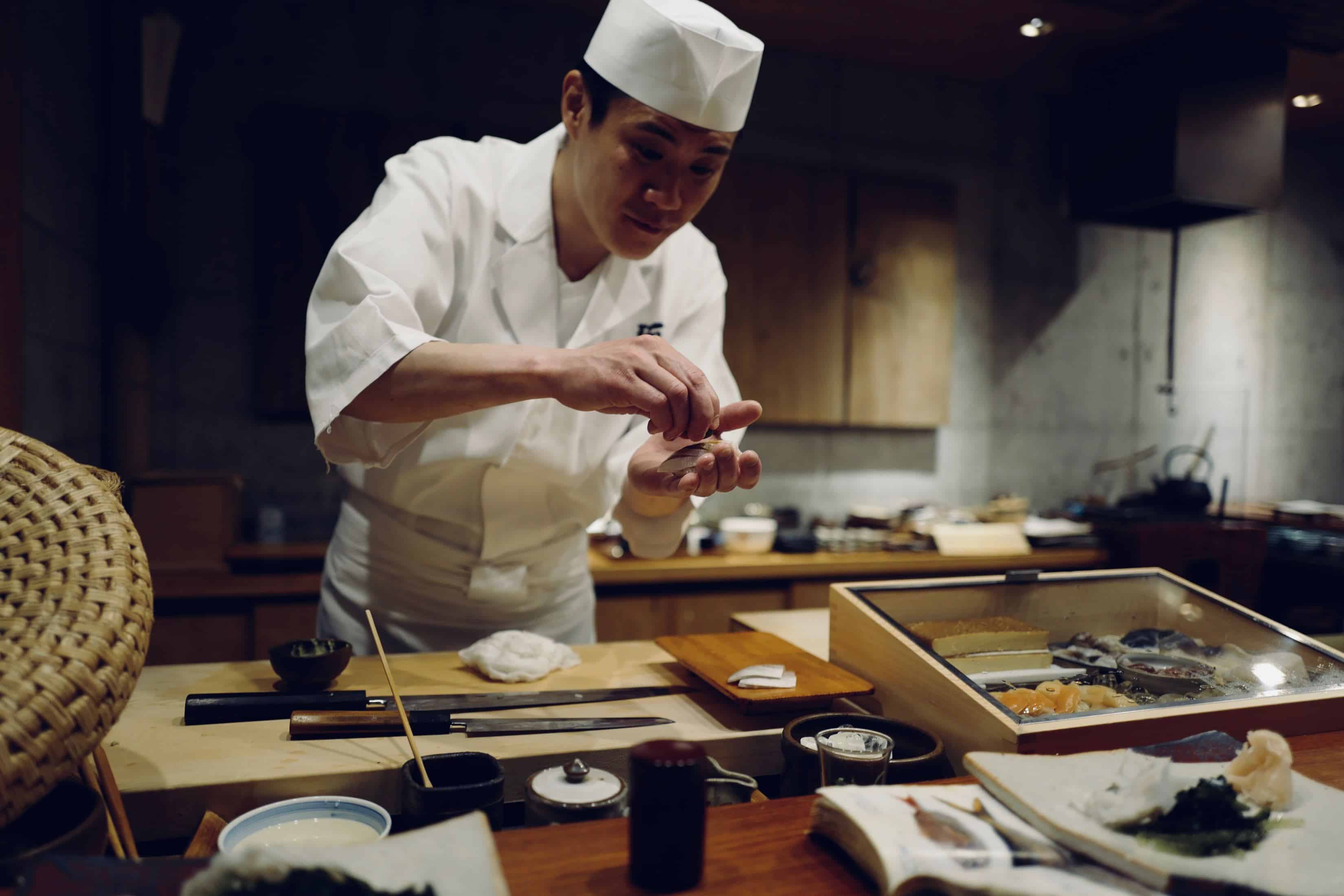 een chef-kok bereidt een Japans gerecht voor