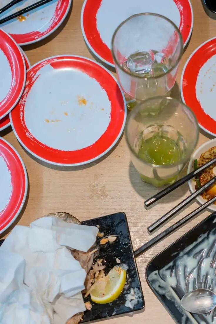 散らかったお皿を日本に置いたままにしないでください