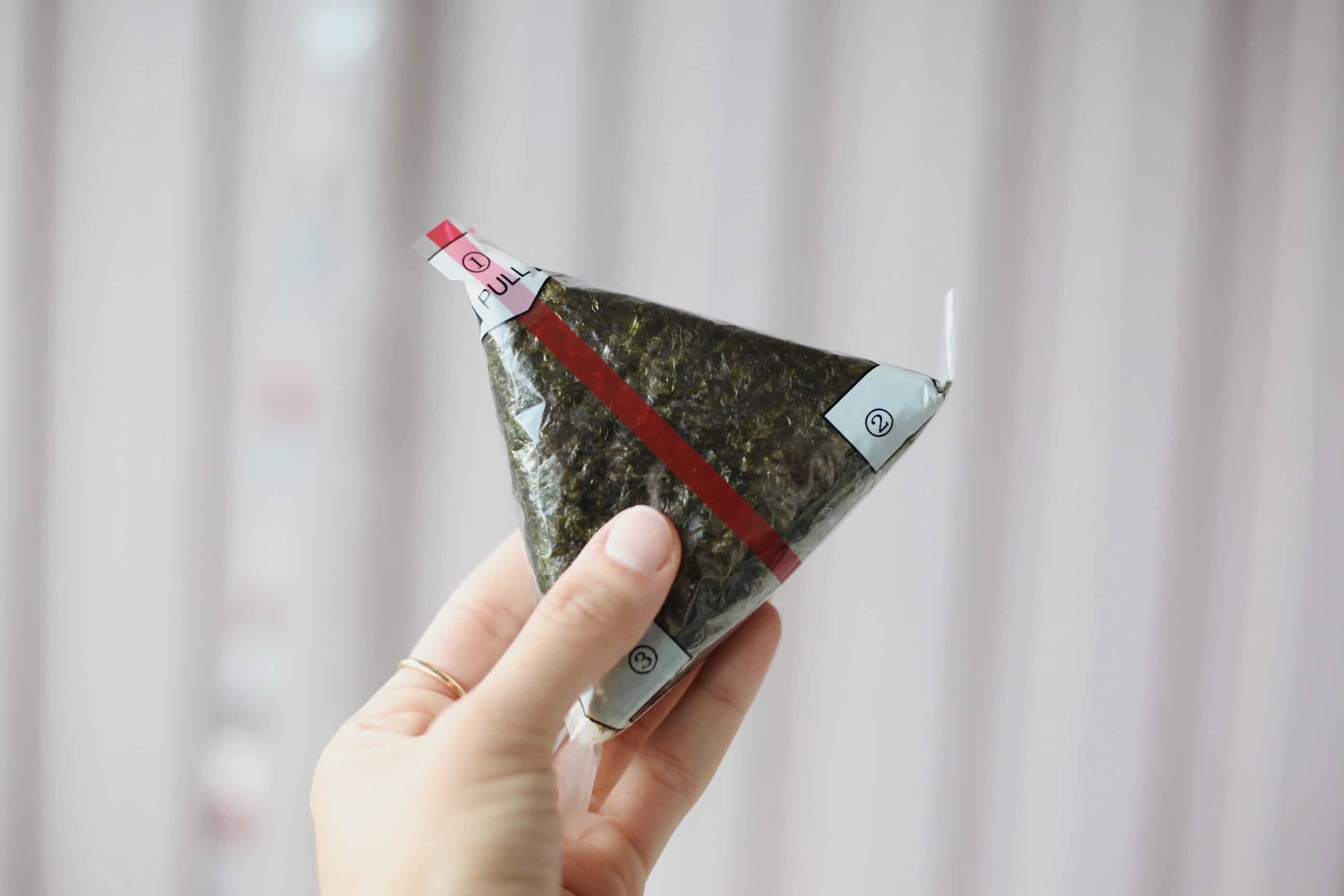 una persona que té un onigiri