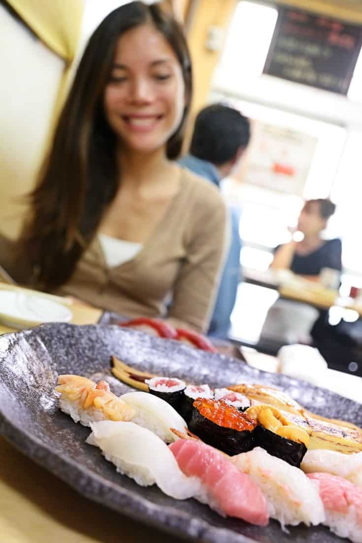 Diferentes tipos de sushi tradicional japonés.