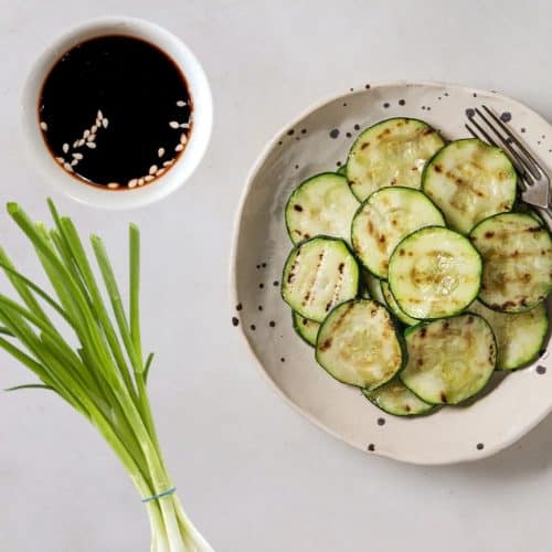 Grillad zucchini i japansk stil sesamsås och salladslök