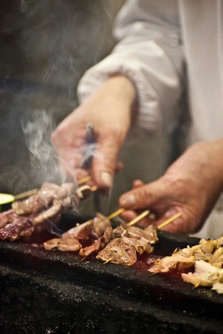 Yakitori japonés sobre un fuego de carbón