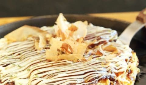 Okonomiyaki japansk smaklig pannkaka