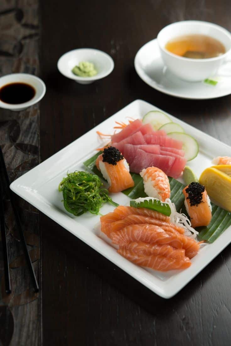 Comida japonesa sushis e sashimis