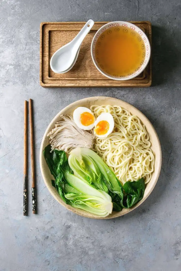 Udon en un bol justo antes de agregar el caldo