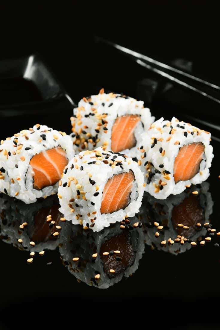 Uramaki o rollo de sushi al revés