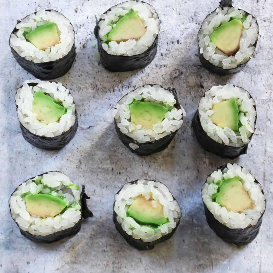 Li-calories ka sushi e hlakileng ea avocado