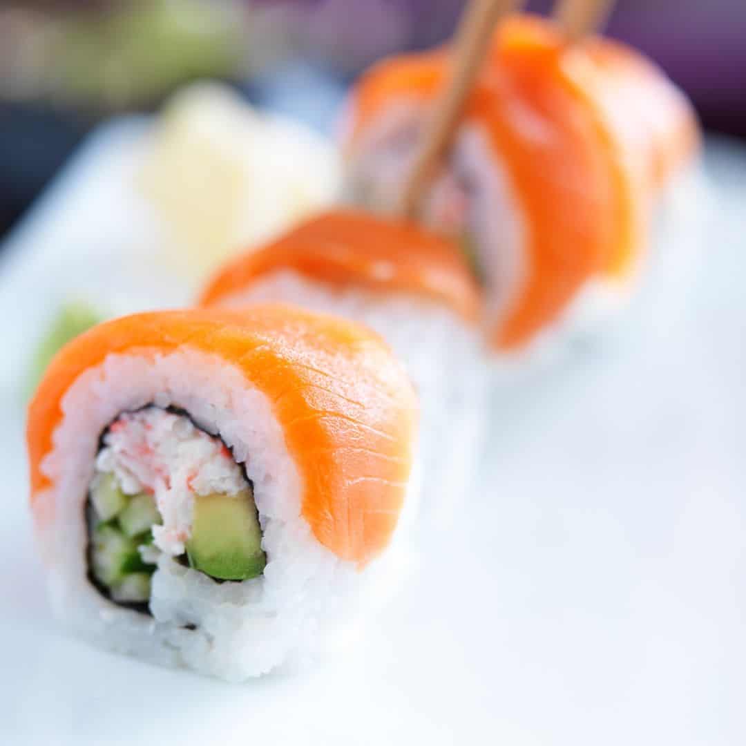 Lik'halori tse salmon avocado sushi