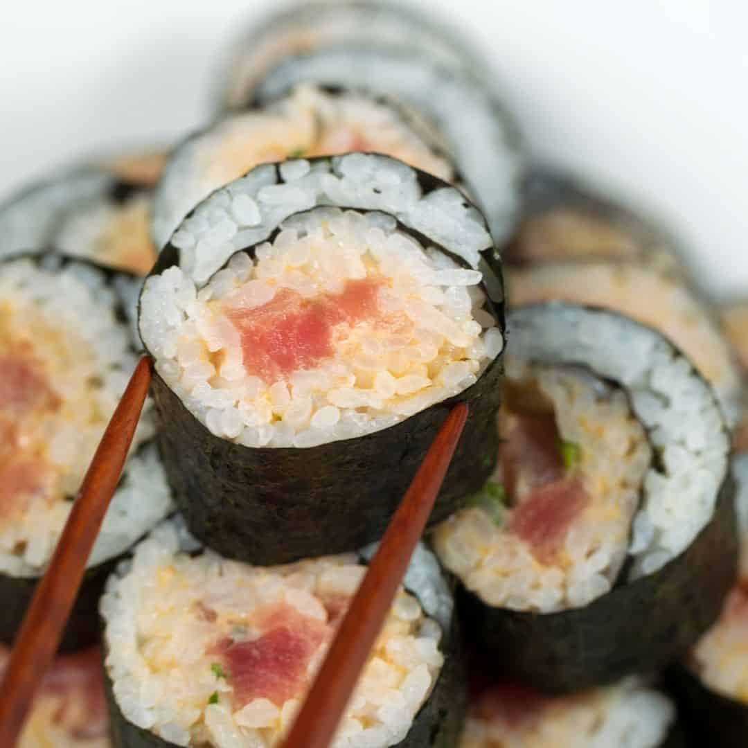 ʻO nā kalena i loko o ka ʻōwili sushi tuna noni