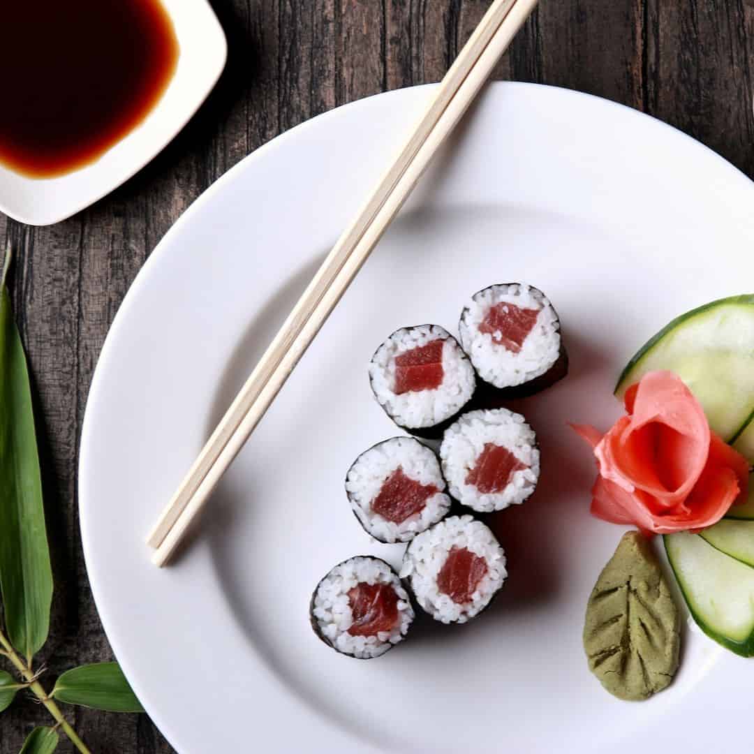 Likhalori ka har'a sushi e nang le linoko tse ngata