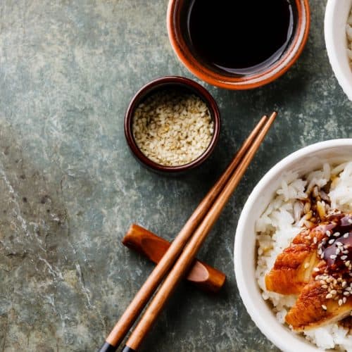 A enguia fica com o sabor dos molhos usados