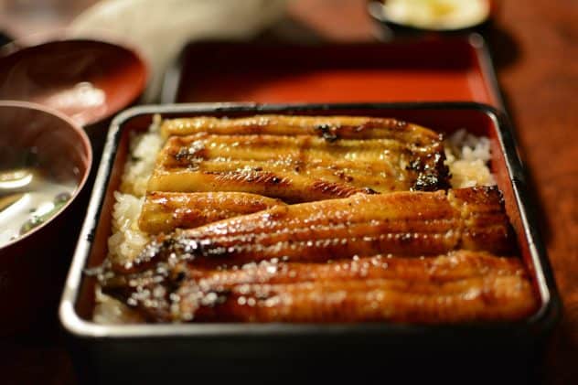 un plateau de viande d'anguille