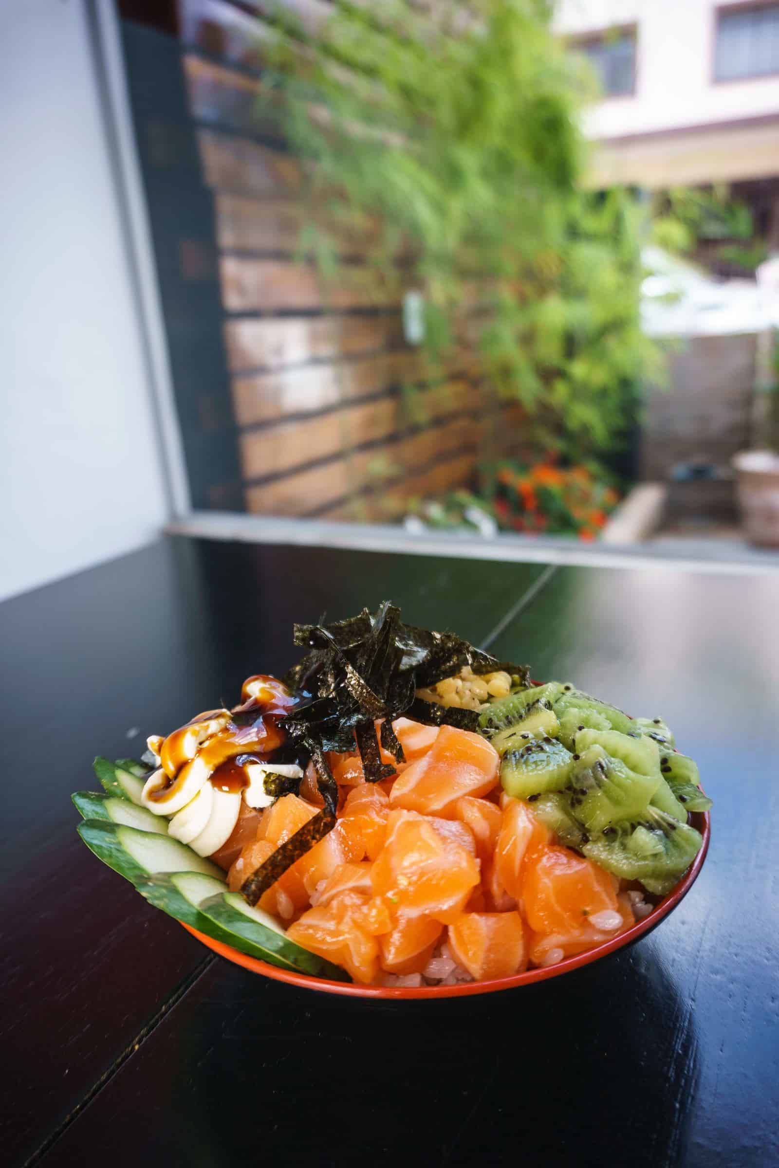 uma tigela de sushi sem arroz