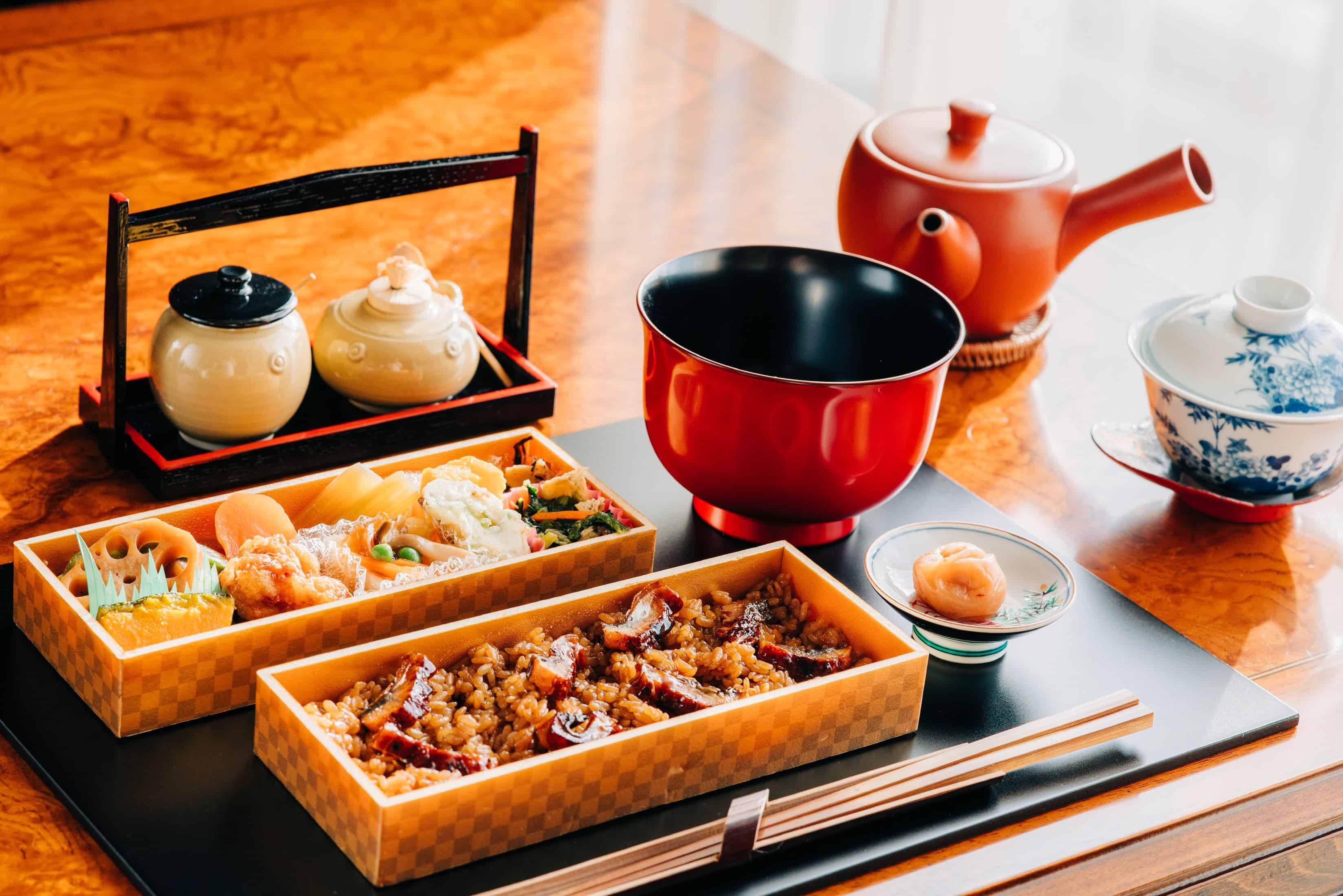 un plateau de cuisine japonaise