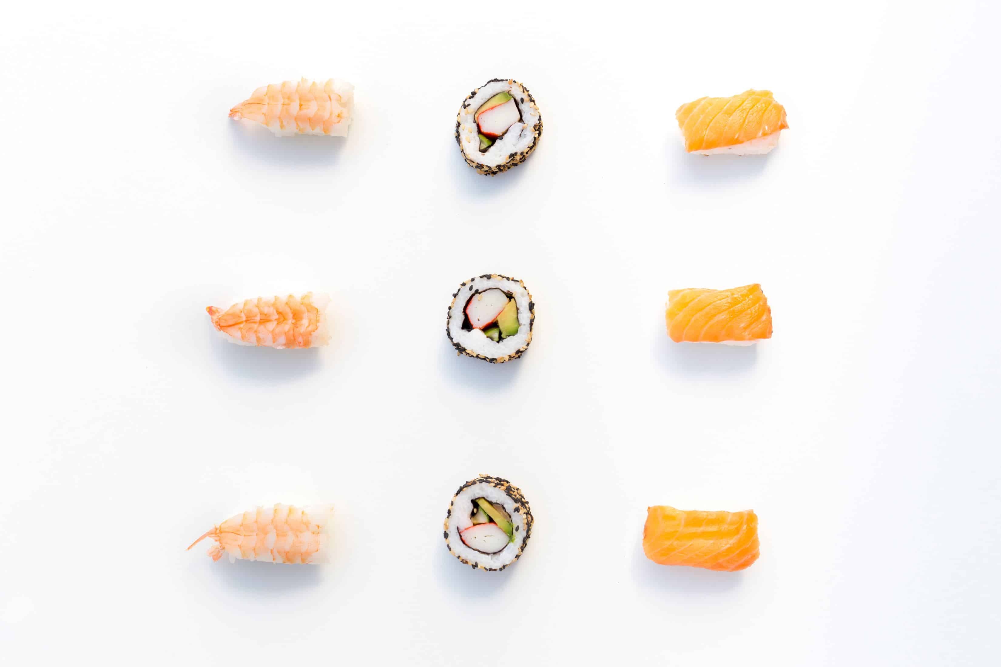 une image plate de sushi