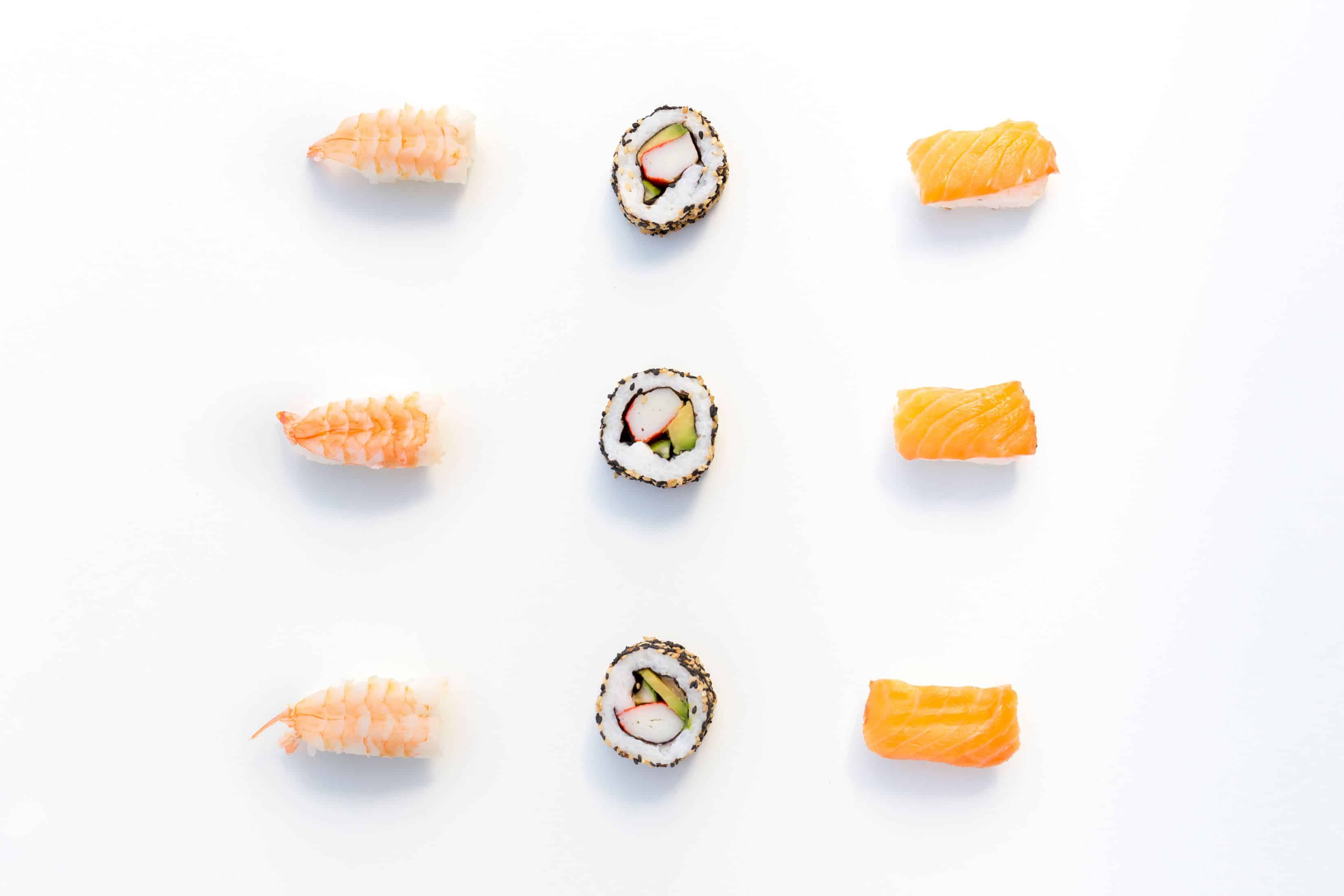 een flatlay-afbeelding van sushi