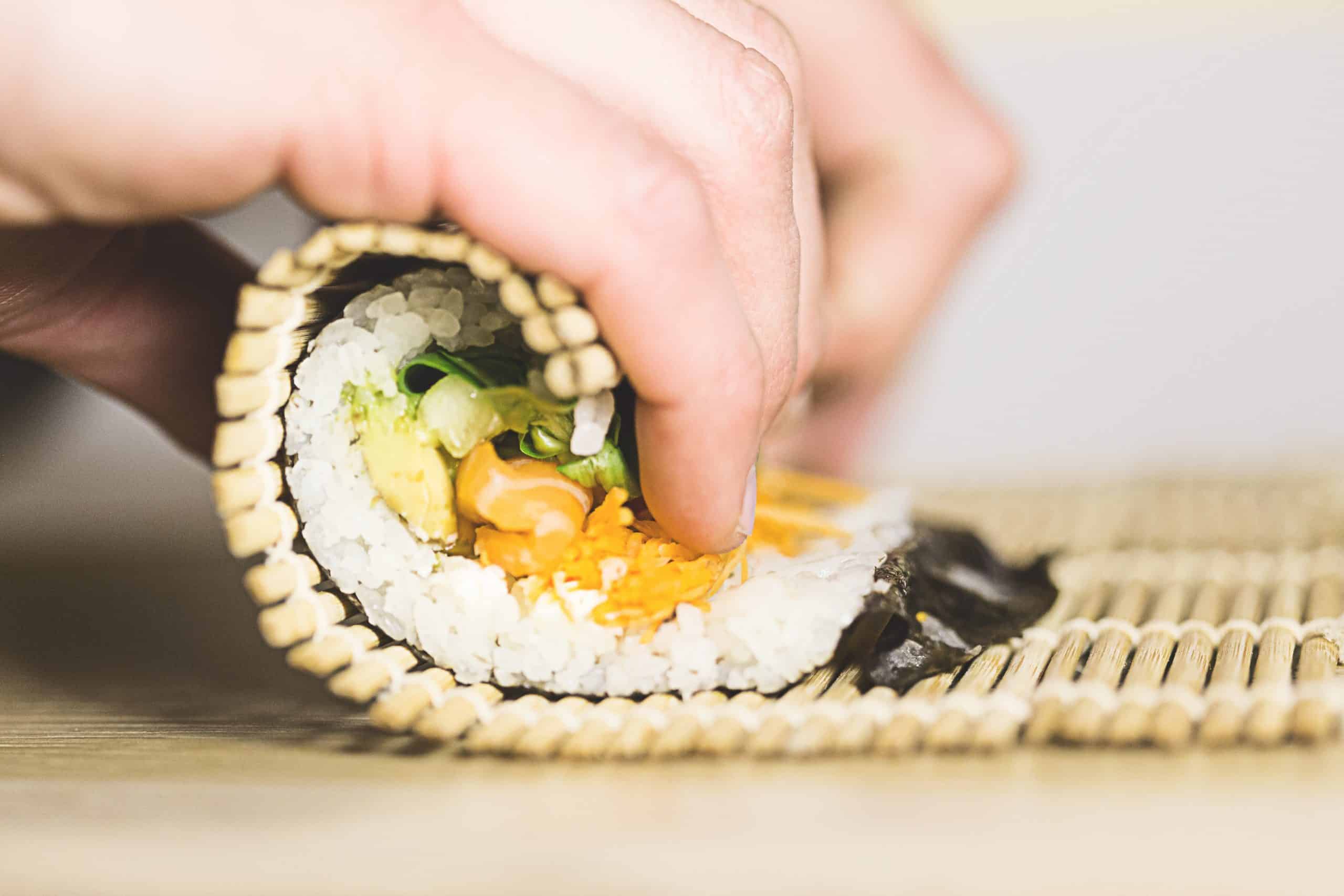 seseorang sedang membuat sushi - Kit Pembuatan Sushi Terbaik