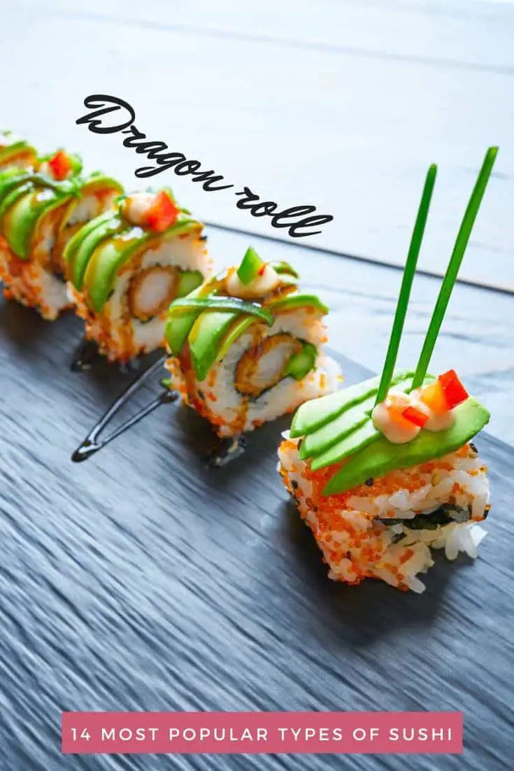 Rollo de sushi dragón bellamente decorado y presentado en un plato de piedra