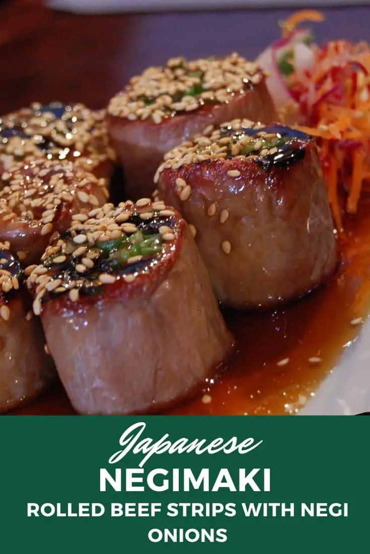 Lanières de bœuf roulées japonaises Negimaki avec oignons negi