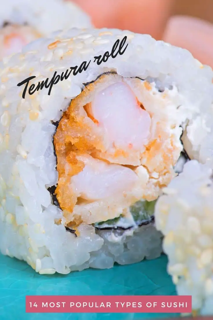 Nærbillede af en tempura rejer sushi rulle med sesamfrø