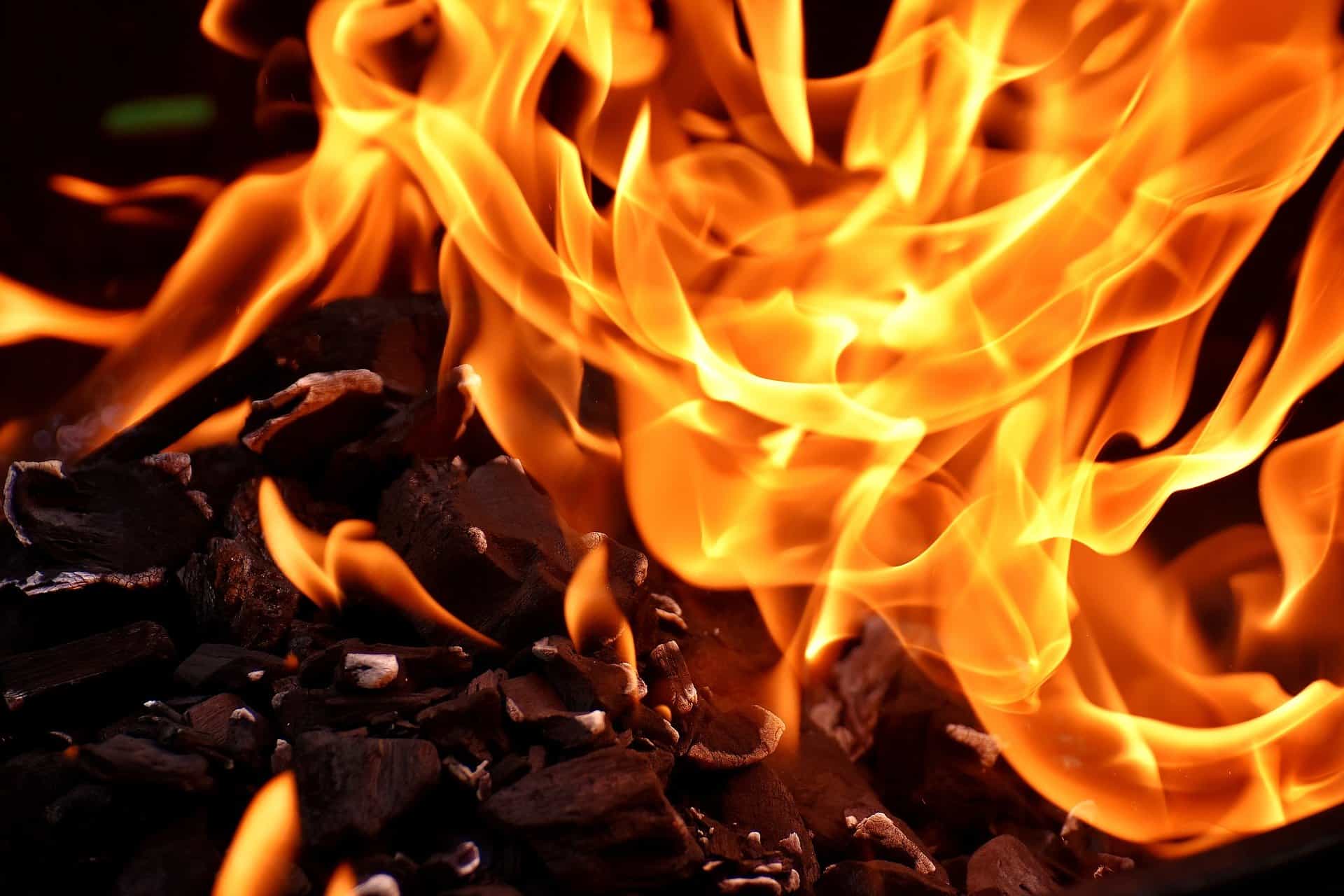 flamme på en hibachi grill
