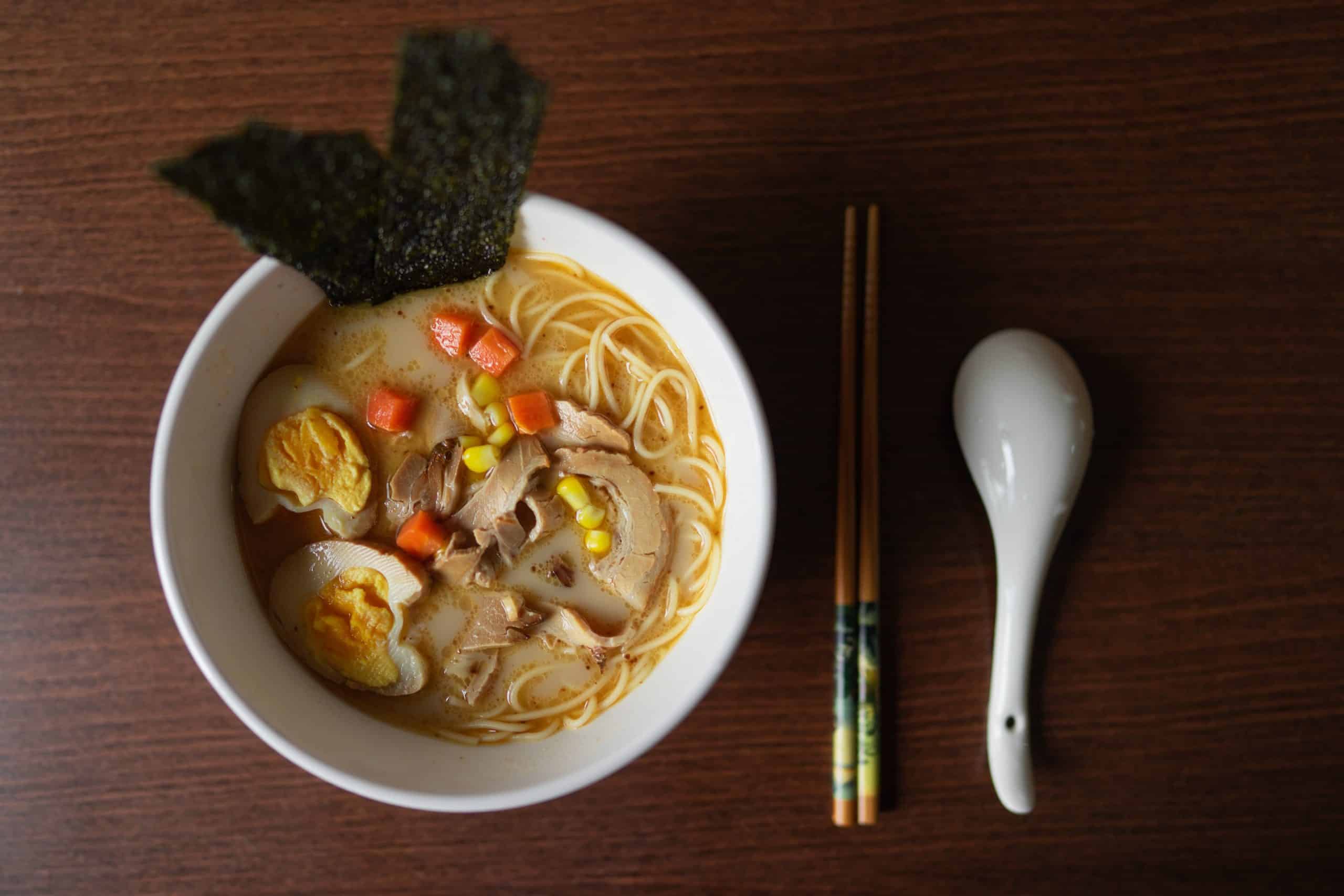 dashi en un tazón de ramen