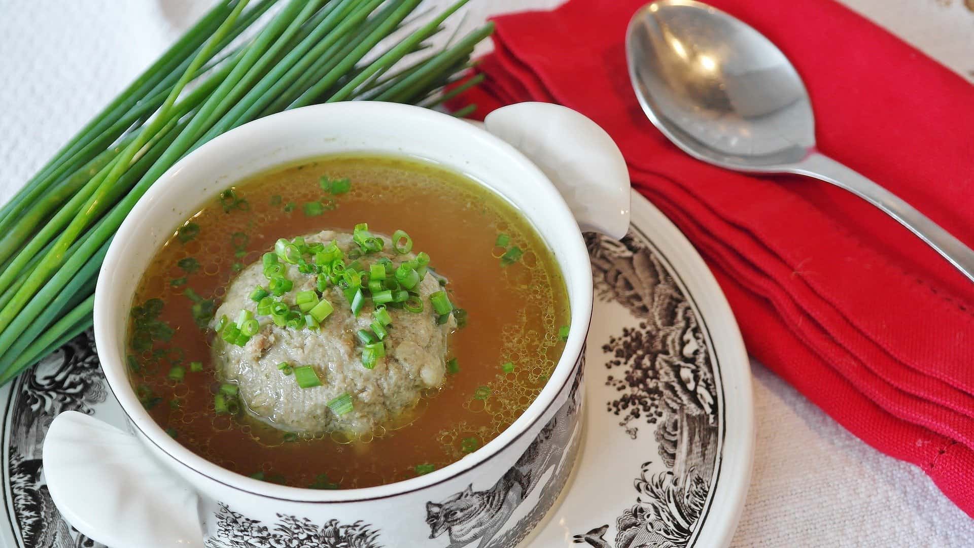 bouillon de poulet dans un bol avec des boulettes de viande