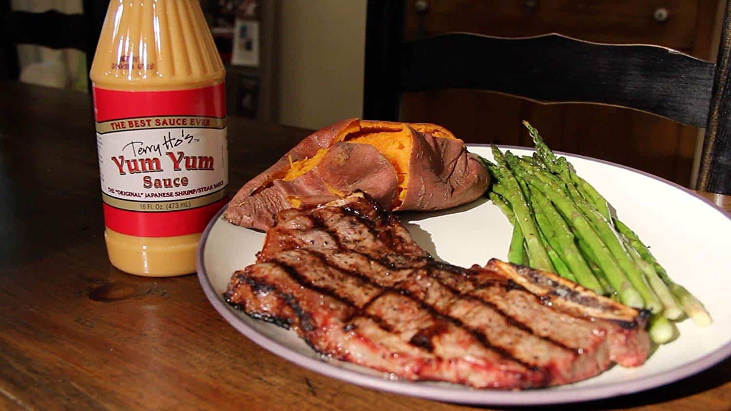 Botlolo ea mongobo oa Terry Ho's Yum Yum haufi le nama ea bbq