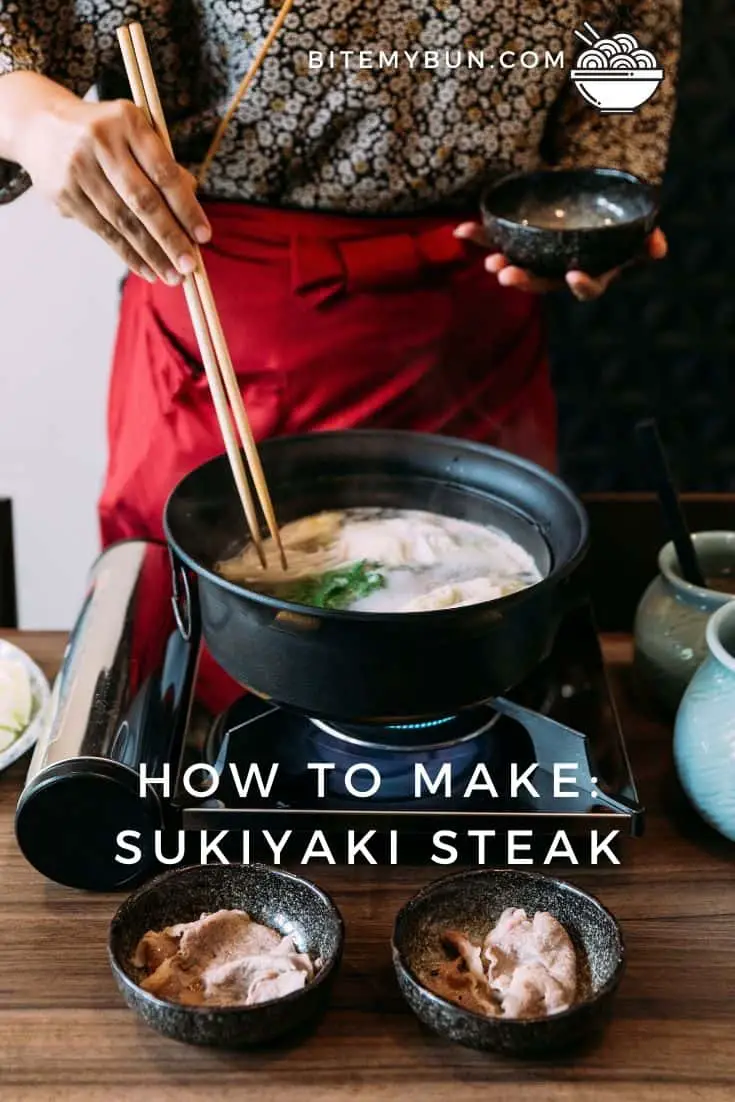 Mujer en kimono haciendo bistec sukiyaki