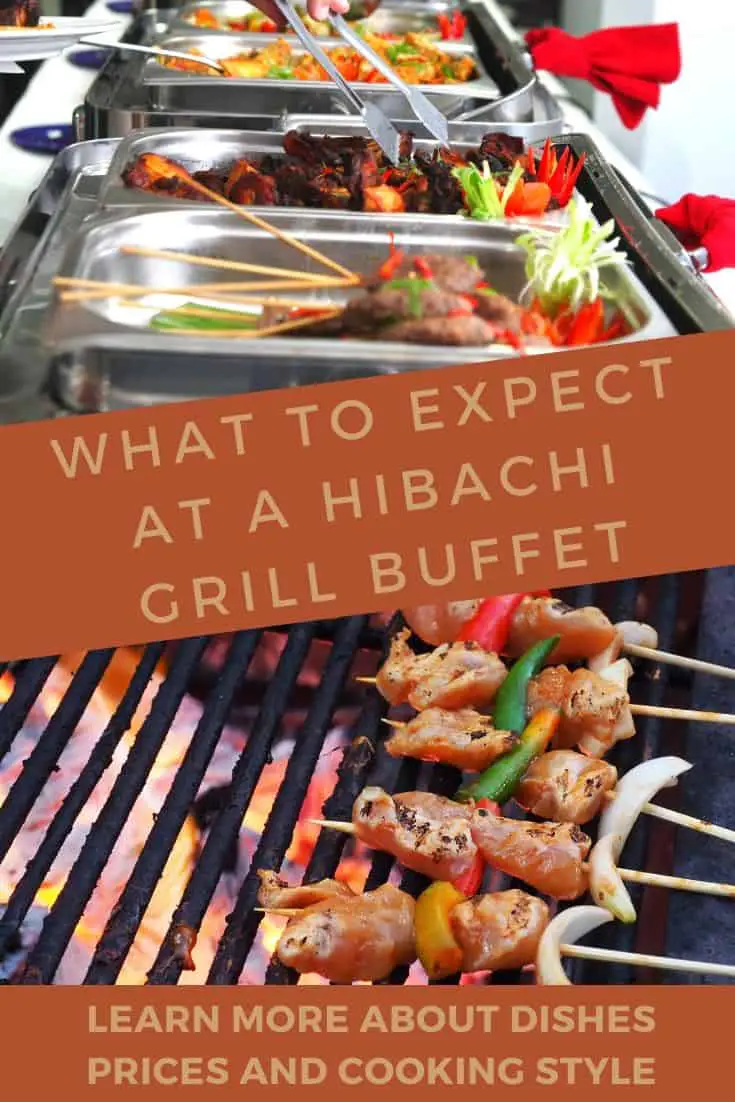 Buffet de parrilla Hibachi dispuesto y brochetas a la parrilla