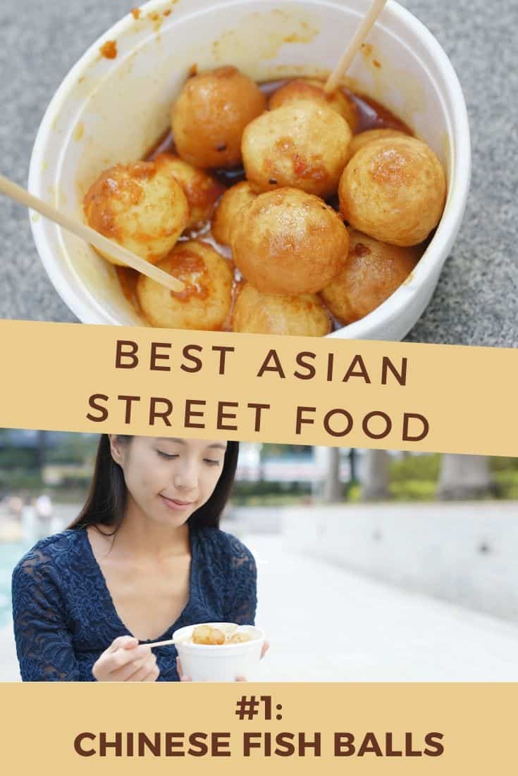 Kvinna som äter en kopp kinesiska fiskbollar på gatan
