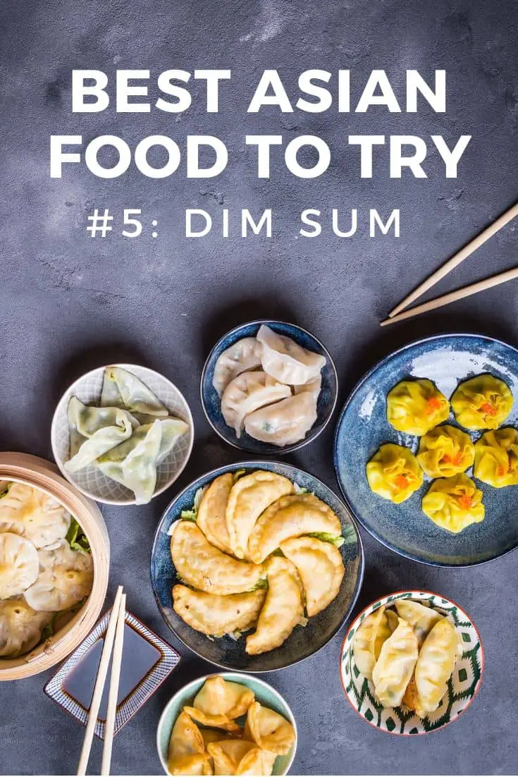 Dim sum de diferentes variedades em uma laje de pedra