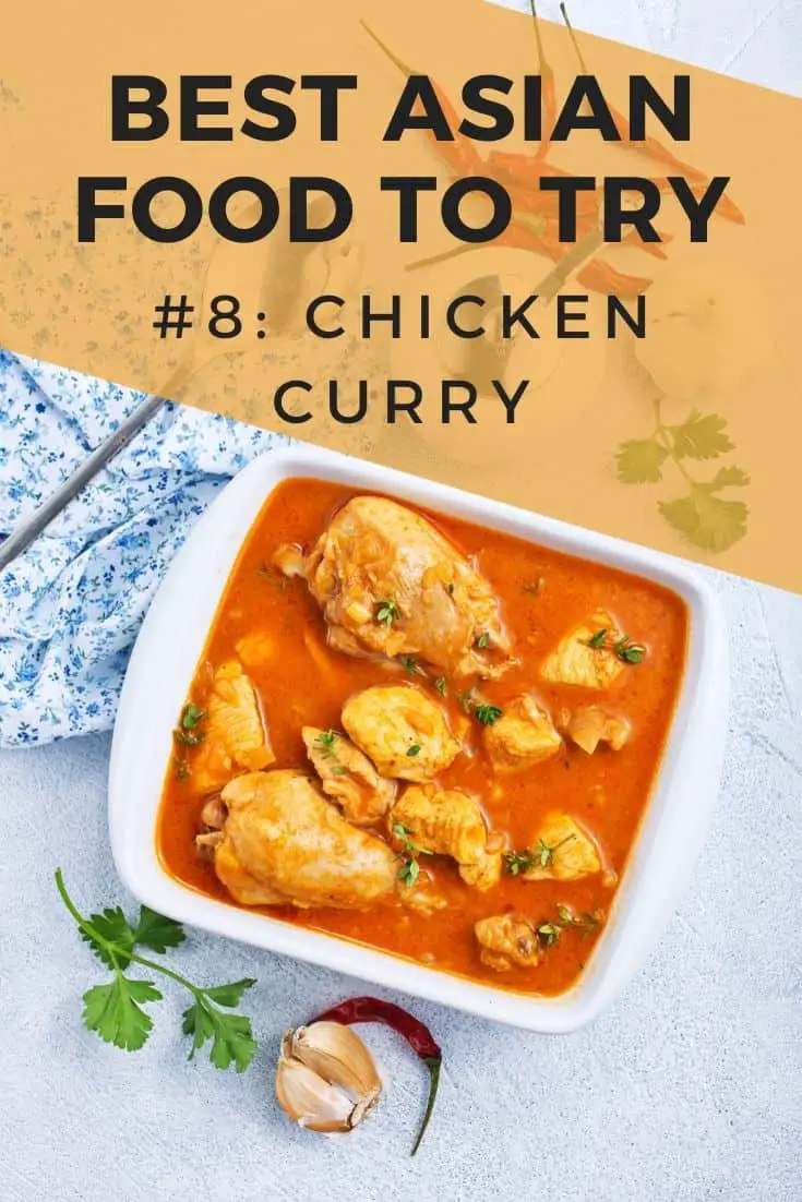 Indian curry de pui într-un vas de ceramică