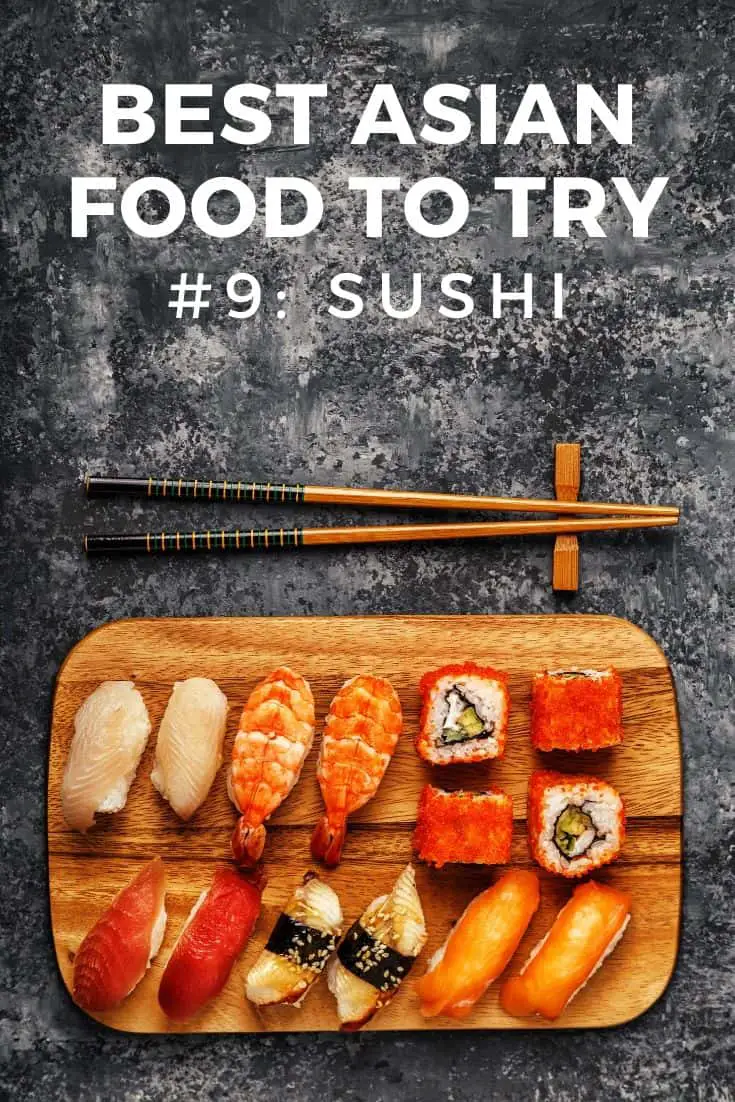 Sushi en un plato de madera